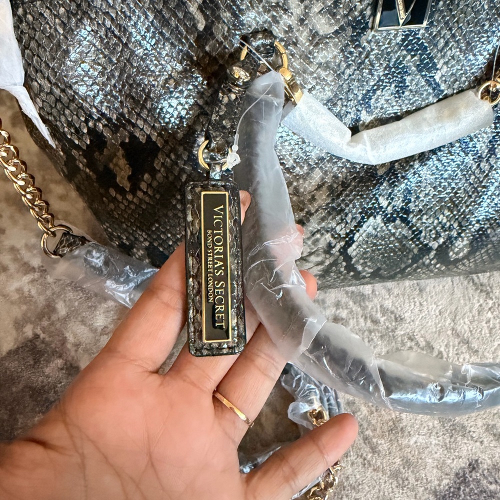 Brand new ⚠️ Victoria's Secret Gray Snake-Print Tote with Gold Hardware - Picture 3 of 8